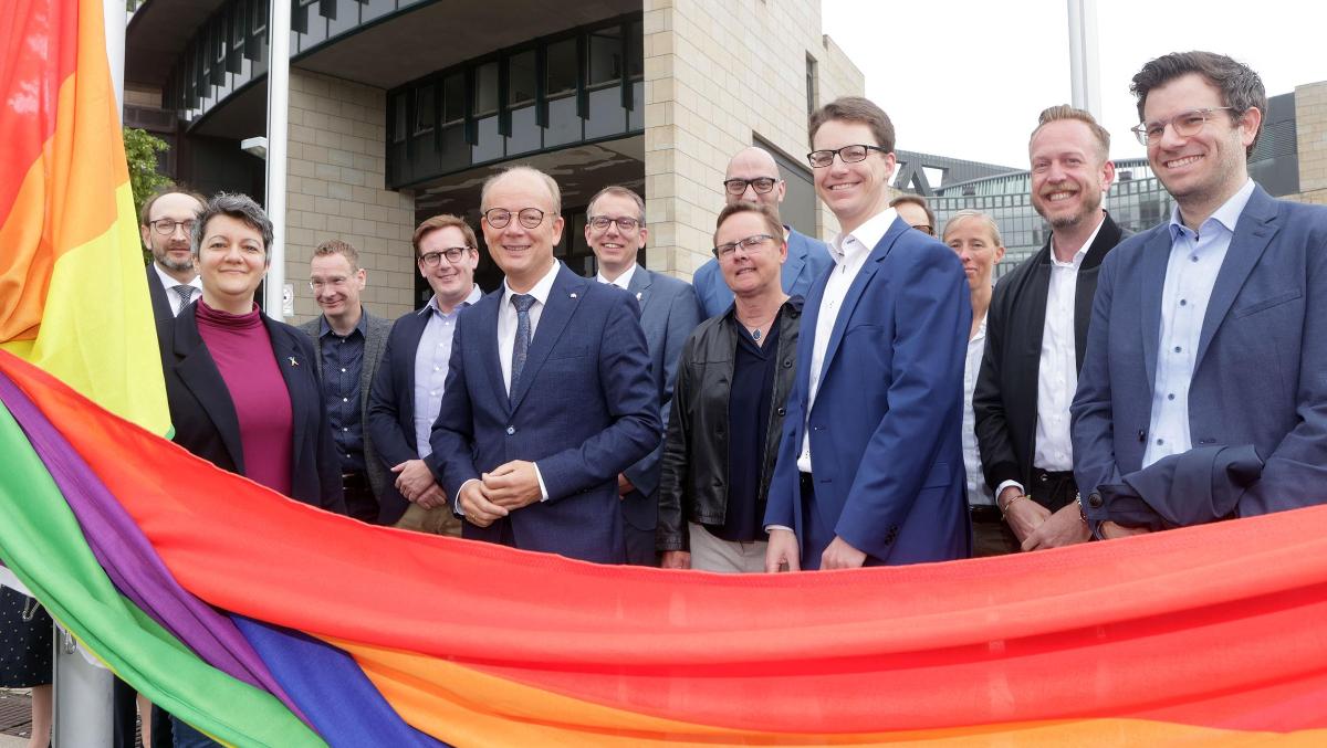 Landtagspräsident André Kuper mit Vertreterinnen und Vertretern des queeren Netzwerks „Queer@Landesverwaltung“. 