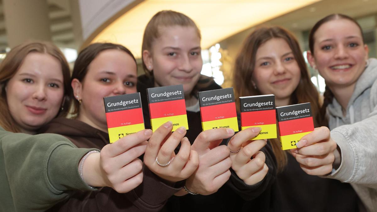 Schülerinnen und Schüler aus ganz Nordrhein-Westfalen haben bei ihrem Besuch im Landtag in den vergangenen Wochen eine Miniaturausgabe des Grundgesetzes bekommen. 