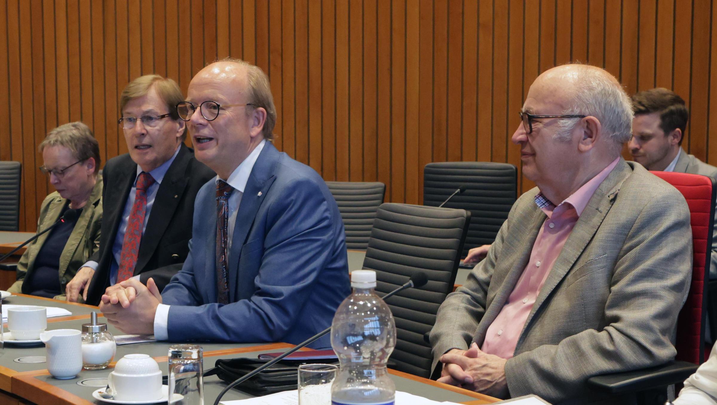 Landtagspräsident André Kuper berichtete den ehemaligen Abgeordneten zu aktuellen Themen und Entwicklungen der parlamentarischen Arbeit.